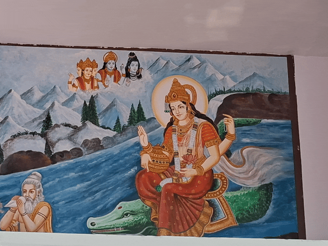 यहां पर गंगा मैया का मंदिर भी स्थापित है। जहां आकर्षक फव्वारे भी लगाए गए हैं।।