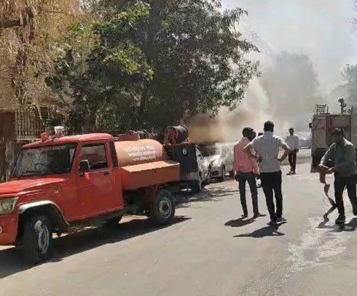 पाली के बालिया स्कूल के सामने खड़ी कार में अगी आग के बाद मौके पर जुटे लोग।