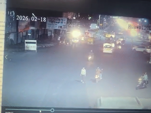 सड़क के बीचोंबी से गुजरता हुआ सत्यपाल बाबूराम।