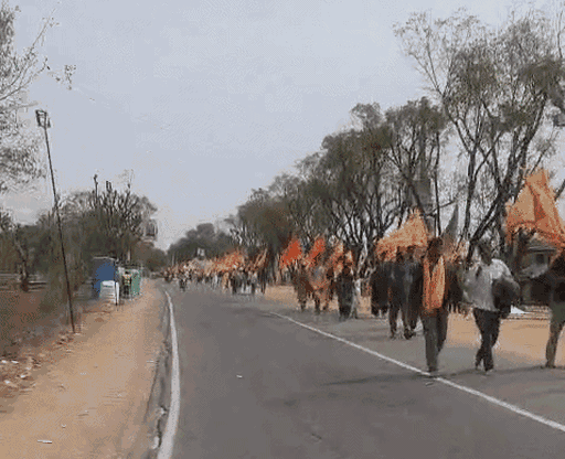 रींगस से खाटू तक श्याम भक्त नंगे पैर आगे बढ़ रहे हैं। हाथों में निशान और लबों पर बाबा श्याम‌ के जयकारे... नजारा देखते ही बनता है।