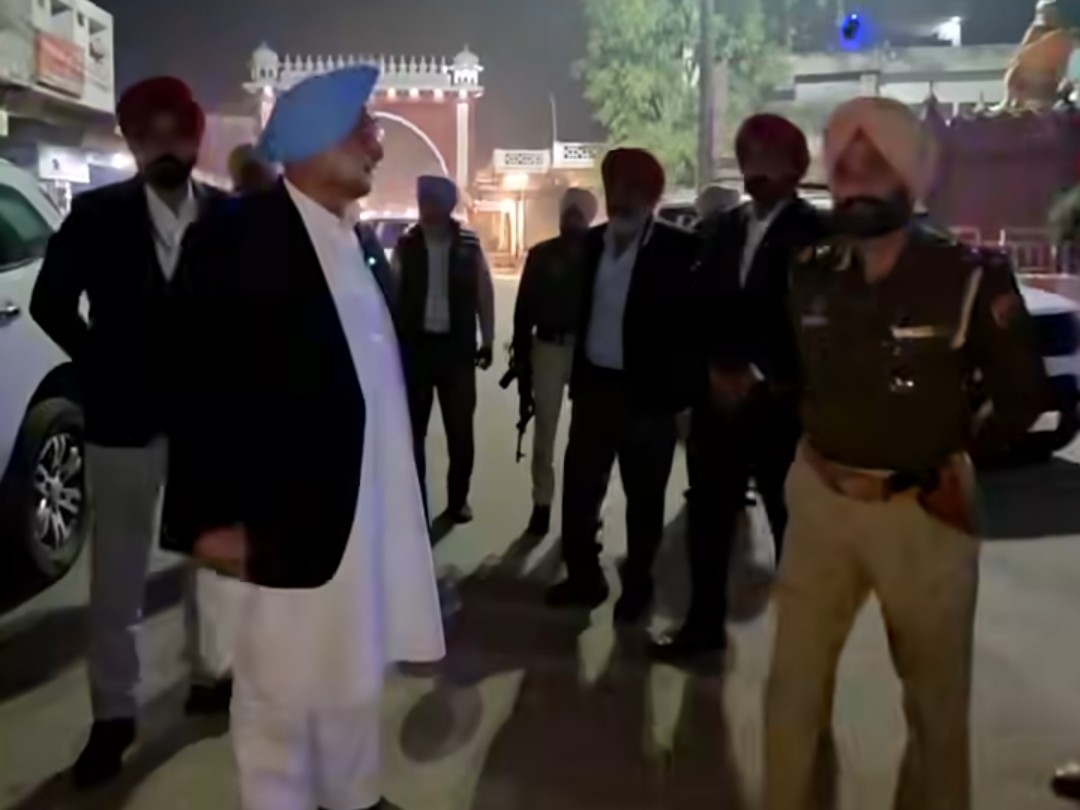 सांसद सुखजिदर सिंह रंधावा नाकों की चेकिंग करते हुए।