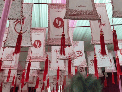 । मंदिर परिसर को लाल, पीले और सफेद कपड़ों से सजाया गया है, जिन पर लटकती घंटियां हवा के संग मधुर संगीत बिखेर रही हैं।