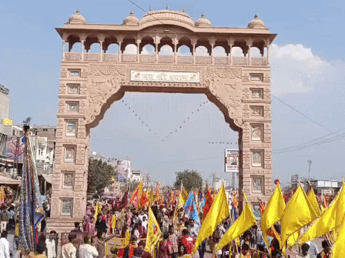 खाटू श्याम बाबा के तोरण गेट से मंदिर की ओर बढ़ते हुए श्रद्धालु।