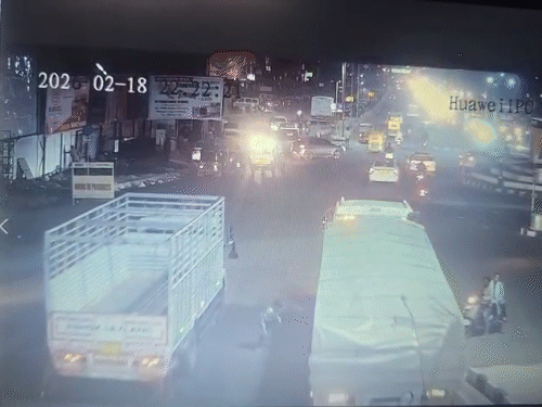 दौड़कर एक ट्रेलर के पहियों के बीच छलांग लगा दी।