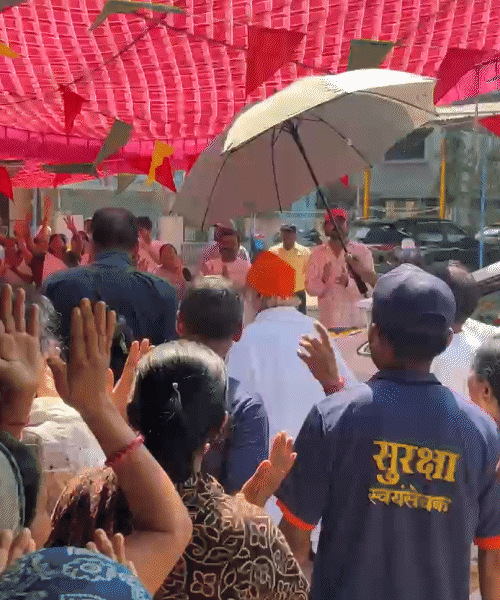 सरदार हाइट्स बिल्डिंग में साधकों से मिले आसाराम।