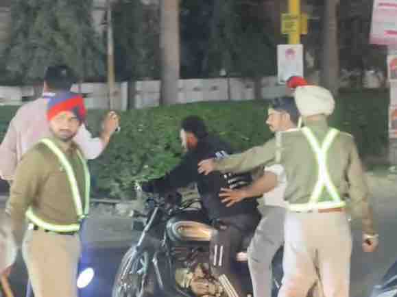 जालंधर में हंगामा करने वाले युवकों को रोकती पुलिस टीम।