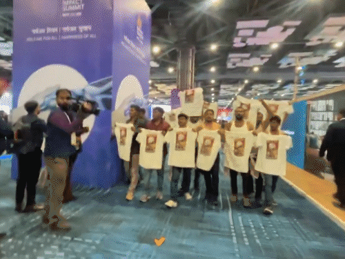 दिल्ली स्थित भारत मंडपम में इंडियन यूथ कांग्रेस के कार्यकर्ताओं ने 20 फरवरी को AI समिट 2026 में शर्टलेस प्रदर्शन किया था। - Dainik Bhaskar