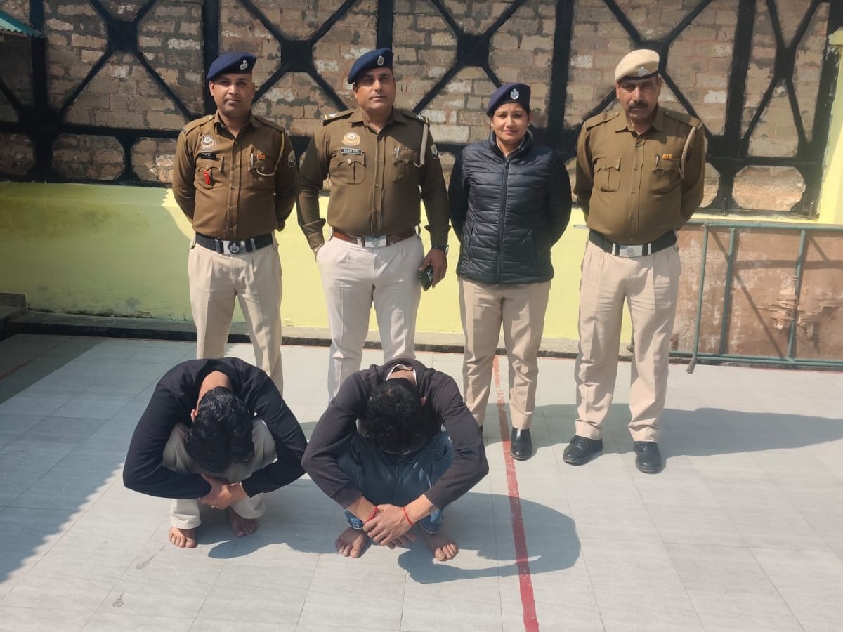 पुलिस गिरफ्त में आरोपी। - Dainik Bhaskar