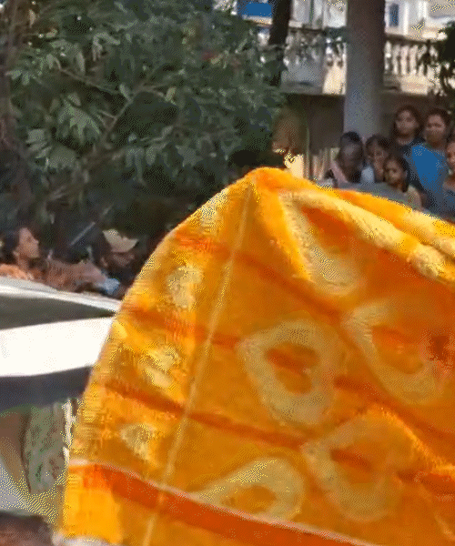 समर्थकों ने मीडियाकर्मियों के कैमरों को रूमालों से ढंकने की कोशिश की।