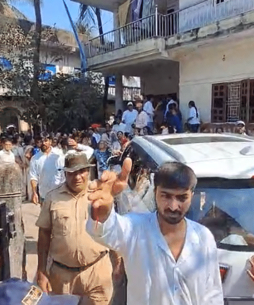 कुछ समर्थकों ने मीडियाकर्मियों को कार्यक्रम कवर करने से मना किया।