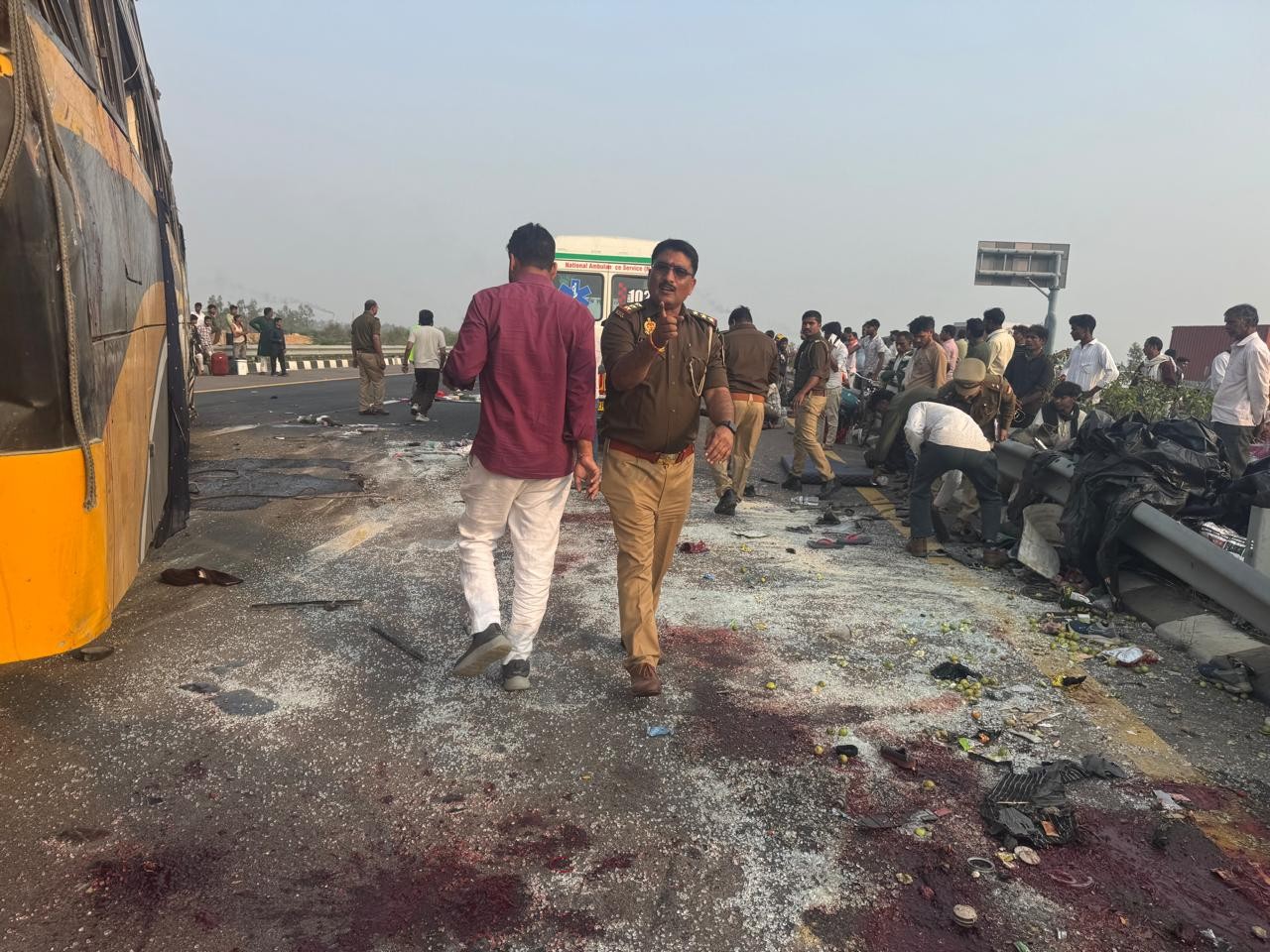 डबल डेकर बस जब क्रेन की मदद से सीधी की गई, तो सड़क पर खून ही खून नजर आया।