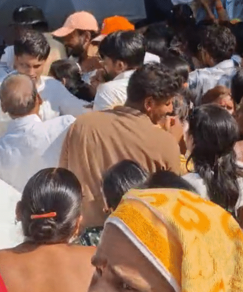 कुछ समर्थकों ने कैमरे को अपनी कैप से ढंकने की भी कोशिश की।