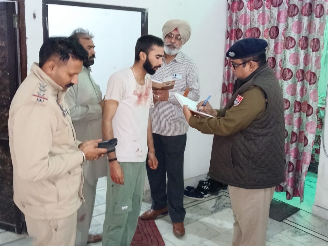 मृतक के परिजन से पूछताछ करती पुलिस की टीम।