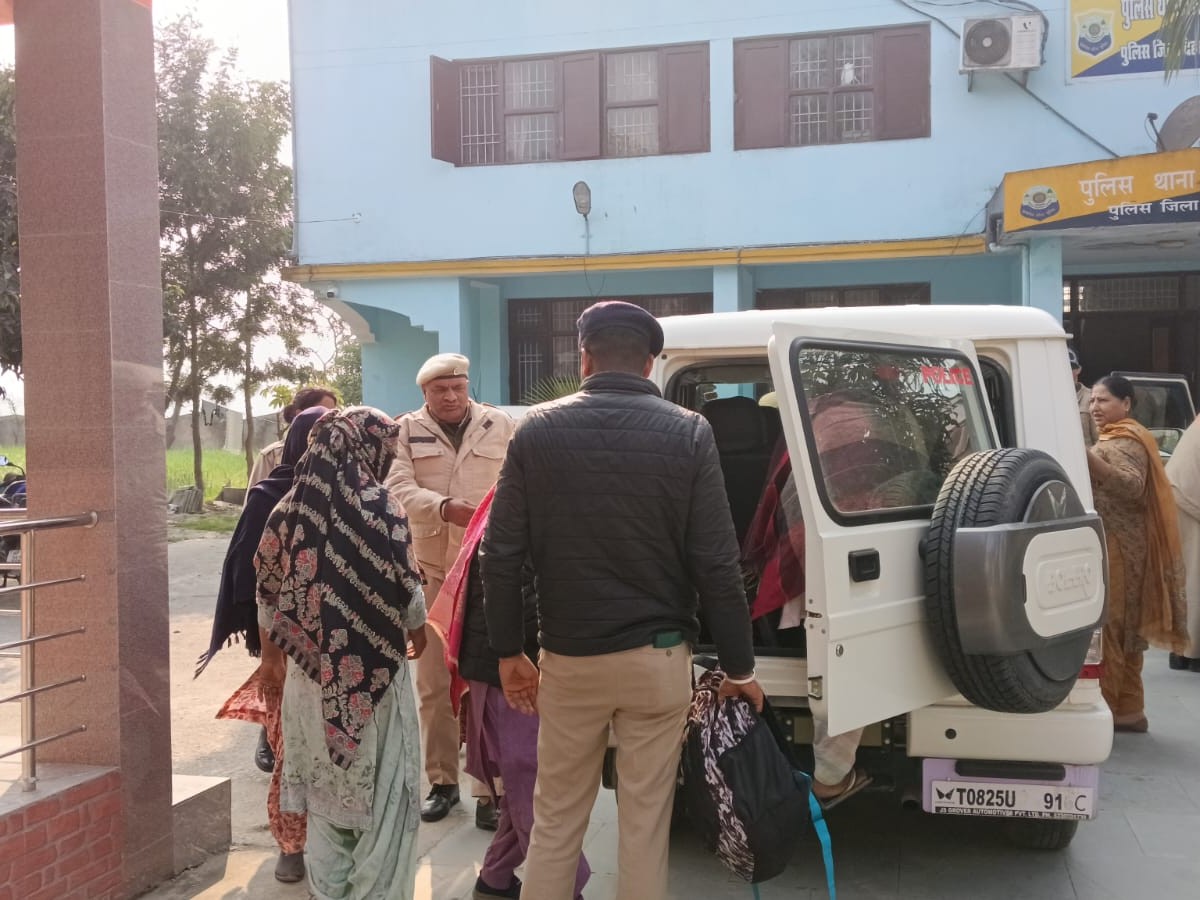 आरोपियों को गिरफ्तार कर ले जाती पुलिस