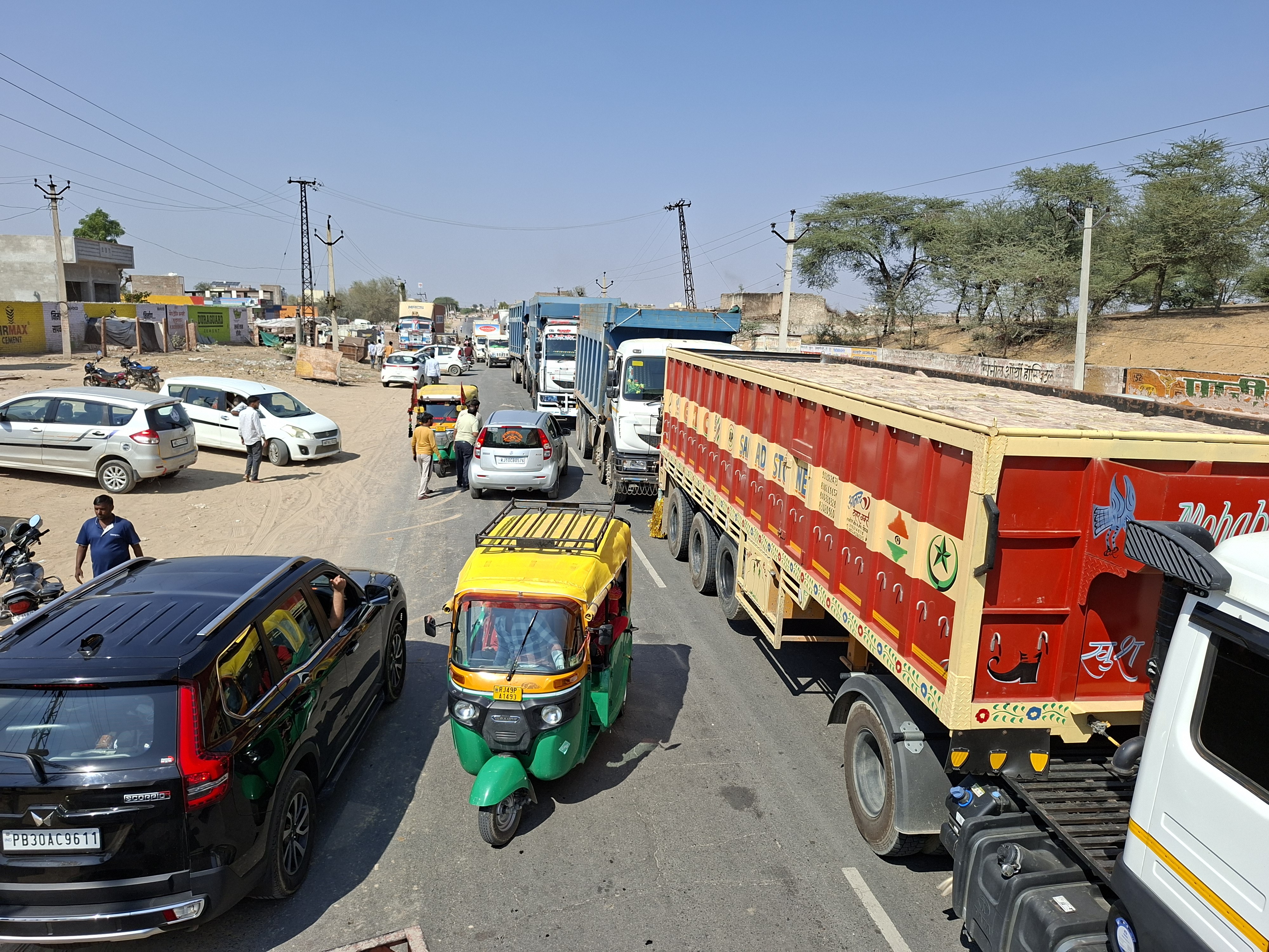 प्रदर्शन के कारण करीब 30 मिनट तक जाम लगा रहा।