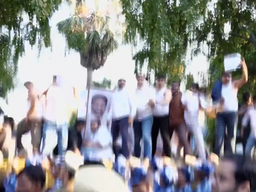 यूथ कांग्रेस के कार्यकर्ताओं ने बैरिकेड्स पर चढ़कर नारेबाजी की।