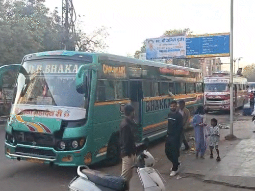 जोधपुर में हड़ताल पूरी तरह फ्लॉप साबित हुई। शहर में निजी बसें बेरोकटोक चलती रहीं और हड़ताल का असर लगभग बेअसर नजर आया।