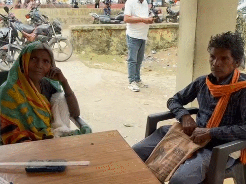 पिता साधराम और मां केवरा बाई अनपढ़ है। साधराम रोजी मस्तूरी और खेती किसानी करता है। थाने में अपना बयान देने पहुंचे।