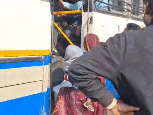 जयपुर में प्राइवेट बसों की हड़ताल के चलते रोड़वेज बसों में भीड़ बढ़ गई है। जयपुर में निगम अतिरिक्त बसों की व्यवस्था करने का दावा कर रहा है।