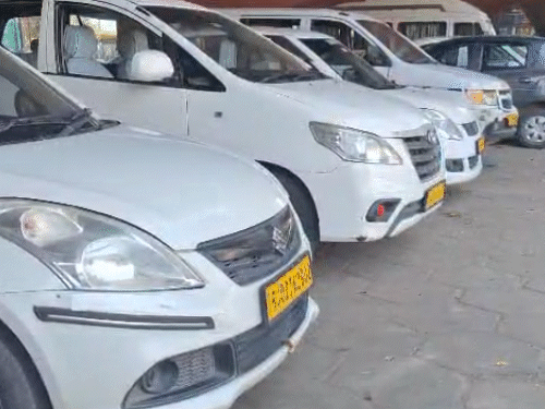 बसों के साथ टैक्सियां भी हड़ताल में शामिल हैं। जयपुर के रेलवे स्टेशन के टैक्सी स्टैंड से सोमवार को कोई संचालन नहीं हुआ है।