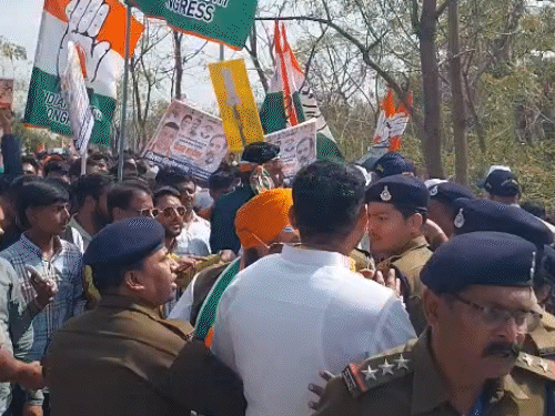 કોંગ્રેસ કાર્યકરો અને પોલીસ વચ્ચે ઝપાઝપી થઈ હતી.