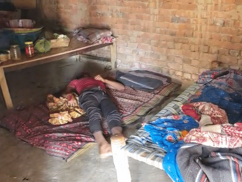 घर के अंदर मिला मां बेटे और पोते का शव।