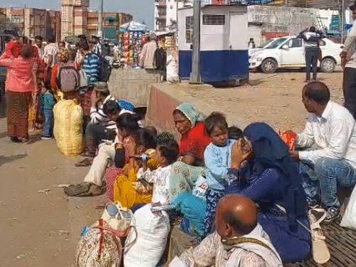 जयपुर में ट्रांसपोर्ट नगर बस स्टैंड पर बैठे पैसेंजर्स ने बताया कि पांच घंटे से बस का इंतजार कर रहे हैं। कोई जानकारी भी नहीं मिल रही है।