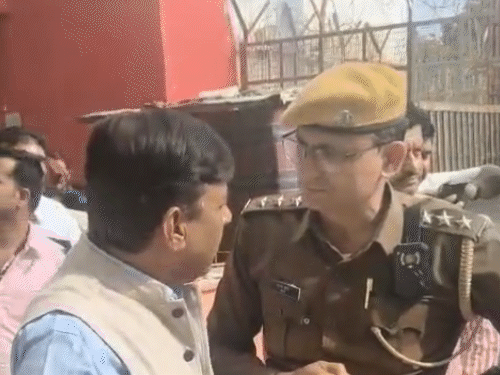 जयपुर के सिंधी कैंप बस स्टैंड पर हड़ताल में शामिल ऑपरेटर्स सवारियां लेकर जा रही एक बस को रोकने पहुंचे। आरटीओ इंस्पेक्टर राजेश चौधरी ने इसका विरोध किया तो बस ऑपरेटर बहस करने लगे।