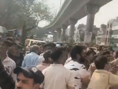 जयपुर के सिंधी कैंप पर ऑपरेटर्स ने सवारियां लेकर जा रही बस से पैसेंजर्स को खींचकर निकाला।