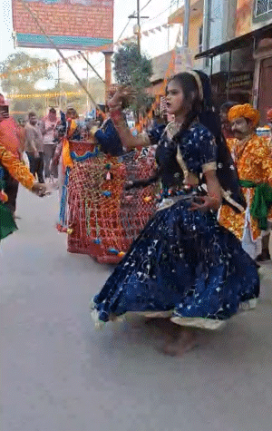 राजस्थान से आए कलाकार रास्ते पर डांस करते और गाना गाते चलते रहे।