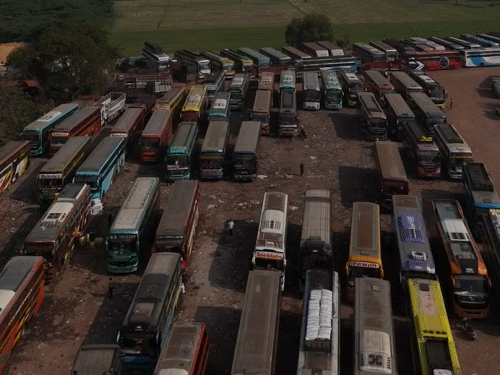 RTO (राजस्थान) की कार्रवाई के विरोध में सूरत (गुजरात) के लग्जरी बस संचालकों ने भी हड़ताल कर दी है। सूरत से राजस्थान आने वाली 300 से ज्यादा बसों के पहिए थम गए हैं।