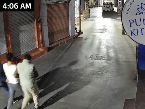 पुलिस के दो जवान वकील को पकड़कर ले जाते हुए दिखाई दिए।