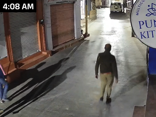 इसके बाद औजार (हथोड़ा-सब्बल) लिए युवक भी पुलिस के पीछे-पीछे निकलते दिखे।