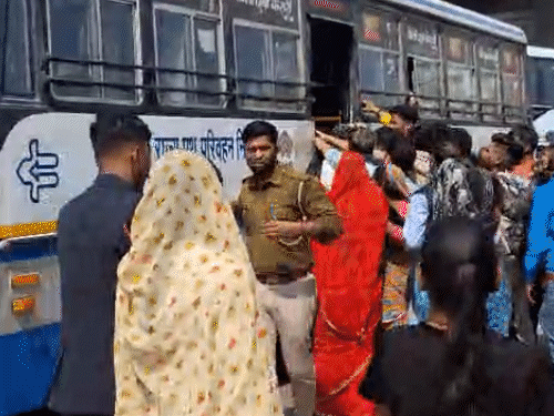 पैसेंजर्स की रोडवेज बसों में भीड़ के कारण जयपुर के सिंधी कैंप बस स्टैंड पर पुलिसवाले यात्रियों को लाइन से बस में बैठाने की कोशिश कर रहे हैं।