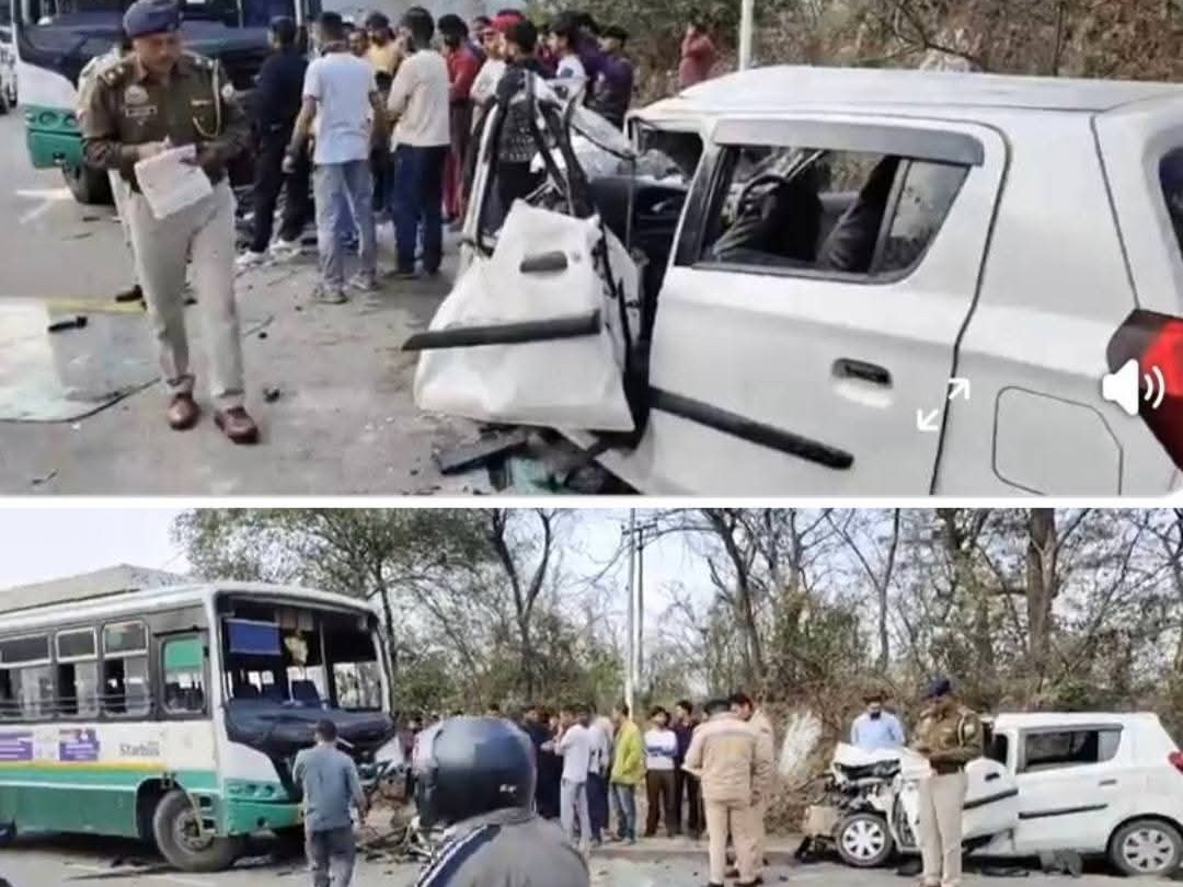 हादसे के बाद टूटी पड़ी कार और बस