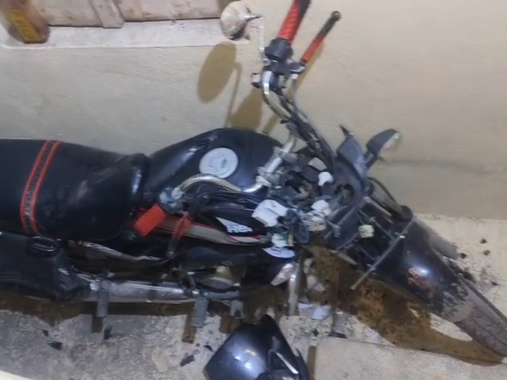 આરોપીઓએ બાઇક તોડી નાખી. ઘરની બહાર ઊભી હતી.