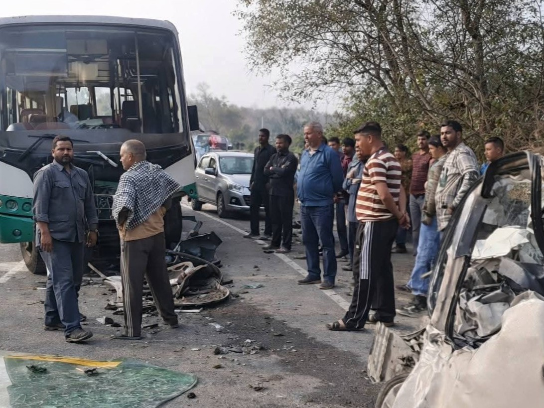 हादसे के बाद पहुंचे लोगों ने घायलों को बचाया - Dainik Bhaskar