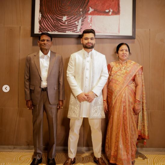 रिंकू सिंह अपने पिता खानचंद सिंह और मां के साथ। (फाइल फोटो)