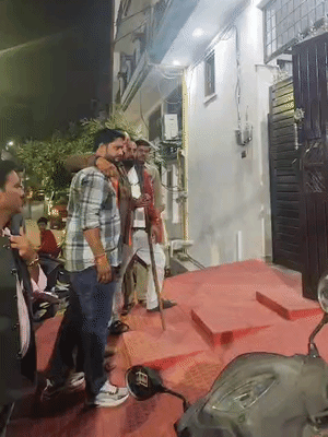 मानवेंद्र के पिता जालौन से लखनऊ पहुंचे। वह लाठी के सहारे चलते हैं। उन्हें लोग सहारा दिलाकर घर के अंदर ले गए।