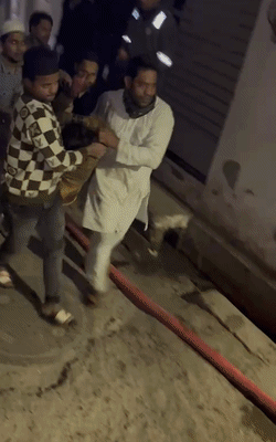 मोहल्ले के लोगों ने रेस्क्यू किया। घर में फंसे लोगों को बाहर निकाल कर भागते हुए अस्पताल पहुंचाया।