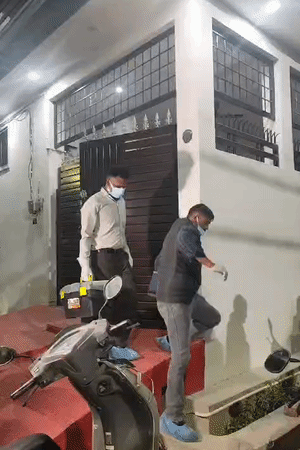 फॉरेंसिक टीम और पुलिस रात 2 बजे तक वारदात वाले घर में जांच करती रही।