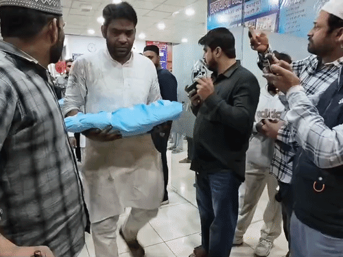 जिंदा जल कर मरी 6 माह की बच्ची की डेड बॉडी को हाथ में उठाकर बाहर आते आसिम के रिश्तेदार