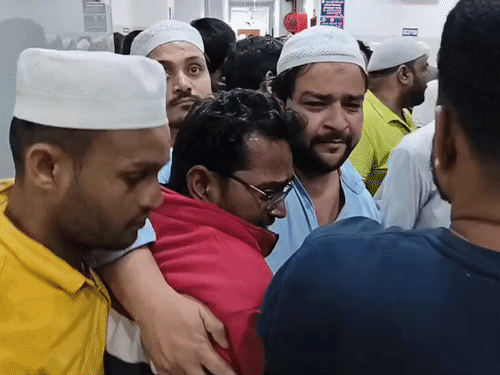 पत्नी और बच्चों की मौत से आसिम बिलख पड़ा। रिश्तेदार उसे सहारा देते रहे।