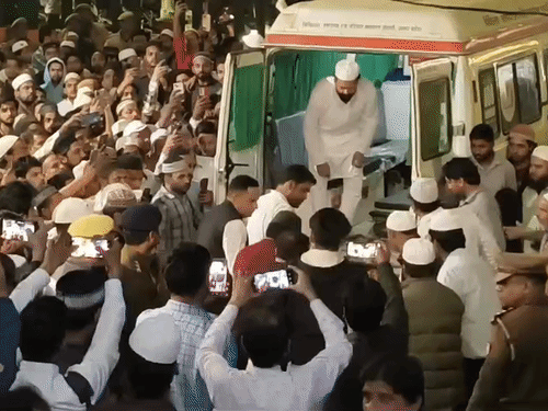 एक-एक कर सभी 6 डेड बॉडी को एंबुलेंस से ले जाया गया।