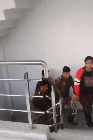 पुलिस आज आरोपी बेटे को घर लेकर पहुंची है। उससे एक-एक सीन की पूछताछ की जा रही है।