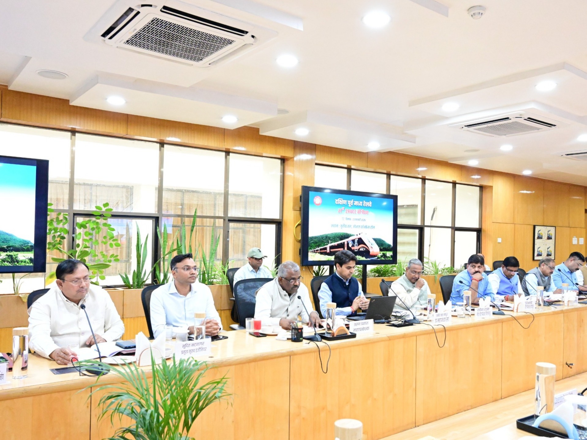 जोनल मुख्यालय में हुई ZRUCC की बैठक में सदस्यों ने अफसरों के रवैये पर उठाए सवाल। - Dainik Bhaskar