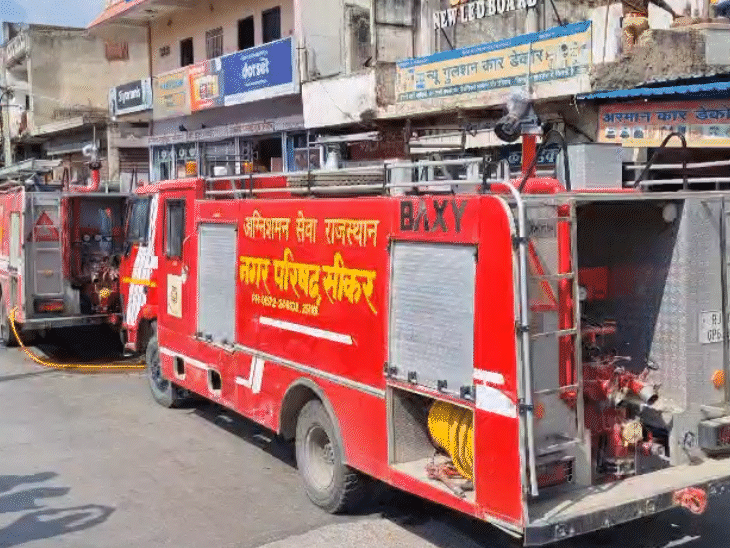 आग लगने की सूचना के बाद दमकल की गाड़ियां और सिविल डिफेंस की टीम मौके पर पहुंची।