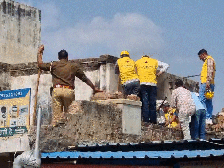 करीब आधा घंटे में कड़ी मशक्कत के बाद दमकल कर्मियों ने आग पर काबू पा लियाा।