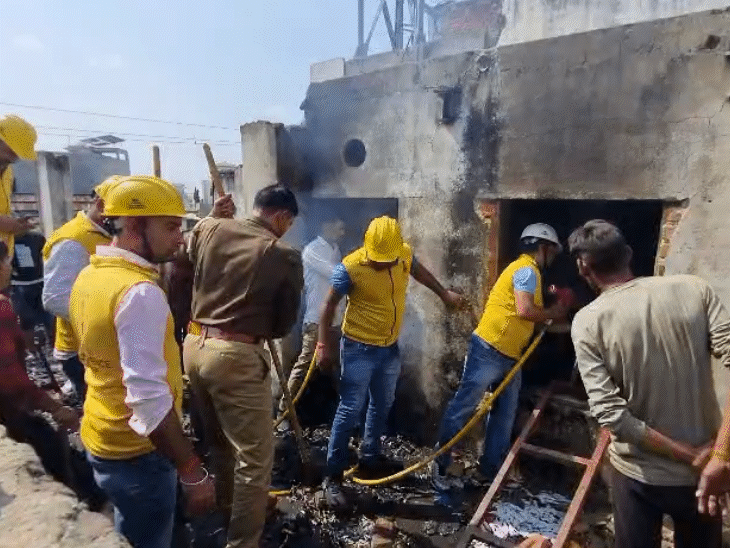 सीकर में मंगलवार दोपहर को कार डेकोर शॉप के गोदाम में अचानक आग लगने से हड़कंप मच गया।