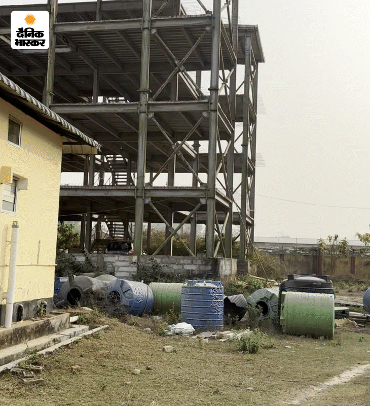 ये मटिया का डिटेंशन सेंटर हैं। यहां सूफी की तरह 133 लोग रह रहे हैं। इसकी क्षमता 3 हजार लोगों को रखने की है। इसकी 15 बिल्डिंग में से हर एक में 200 लोग रह सकते हैं।